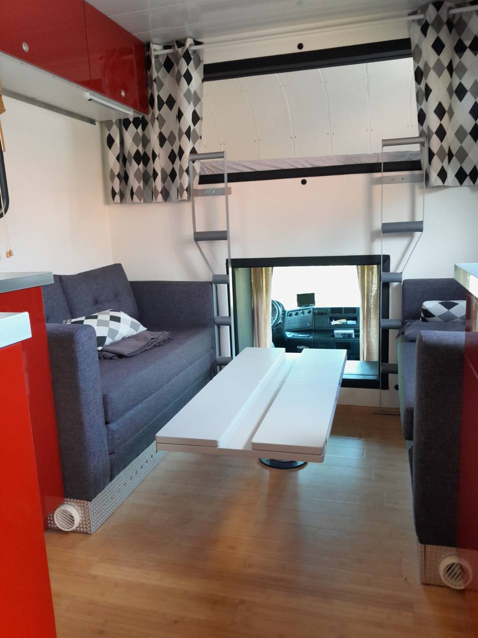 Camion MAN transport de 4 grands chevaux avec home-car