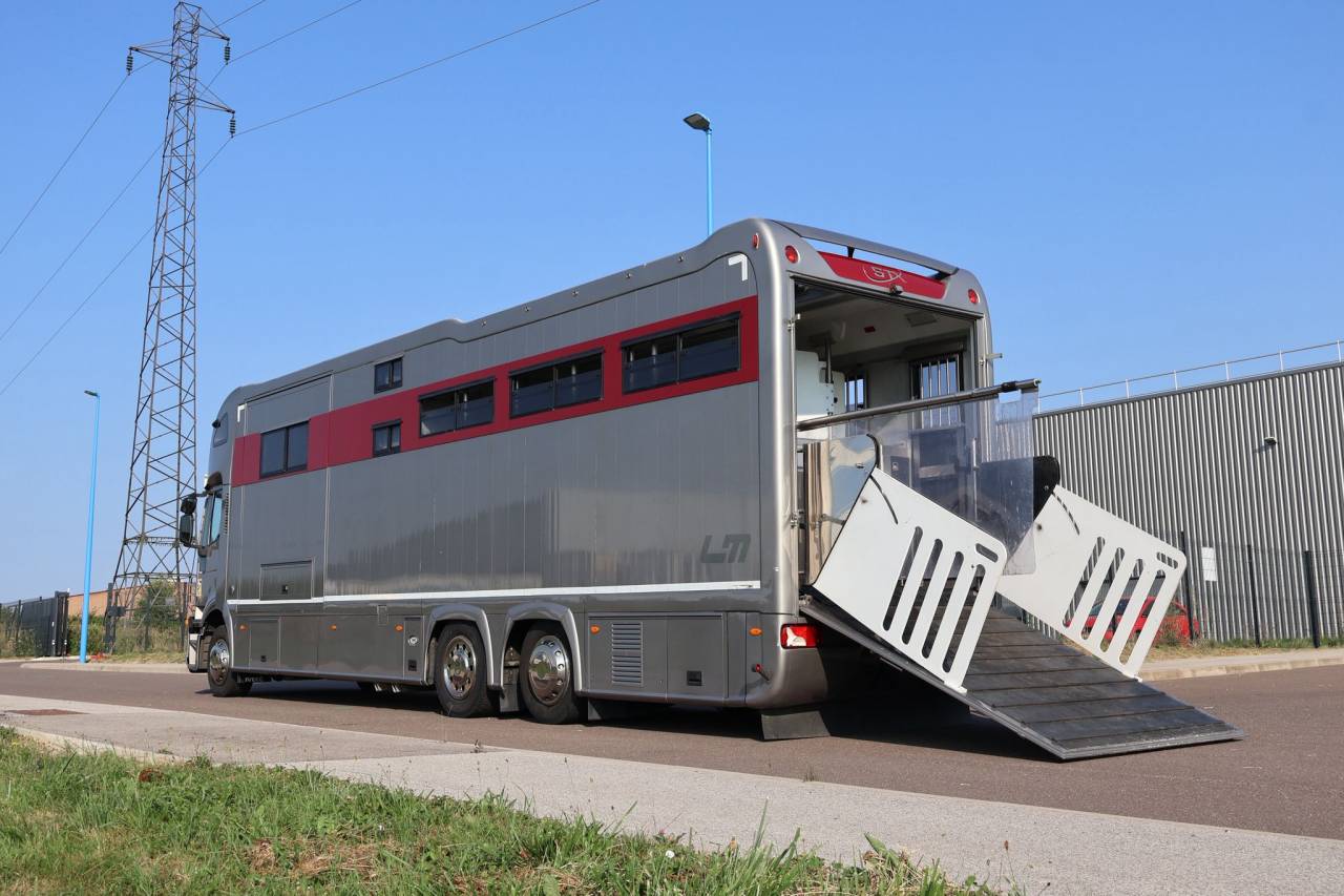 IVECO 26.360 STX - 6 CHEVAUX - POP OUT - VENDU