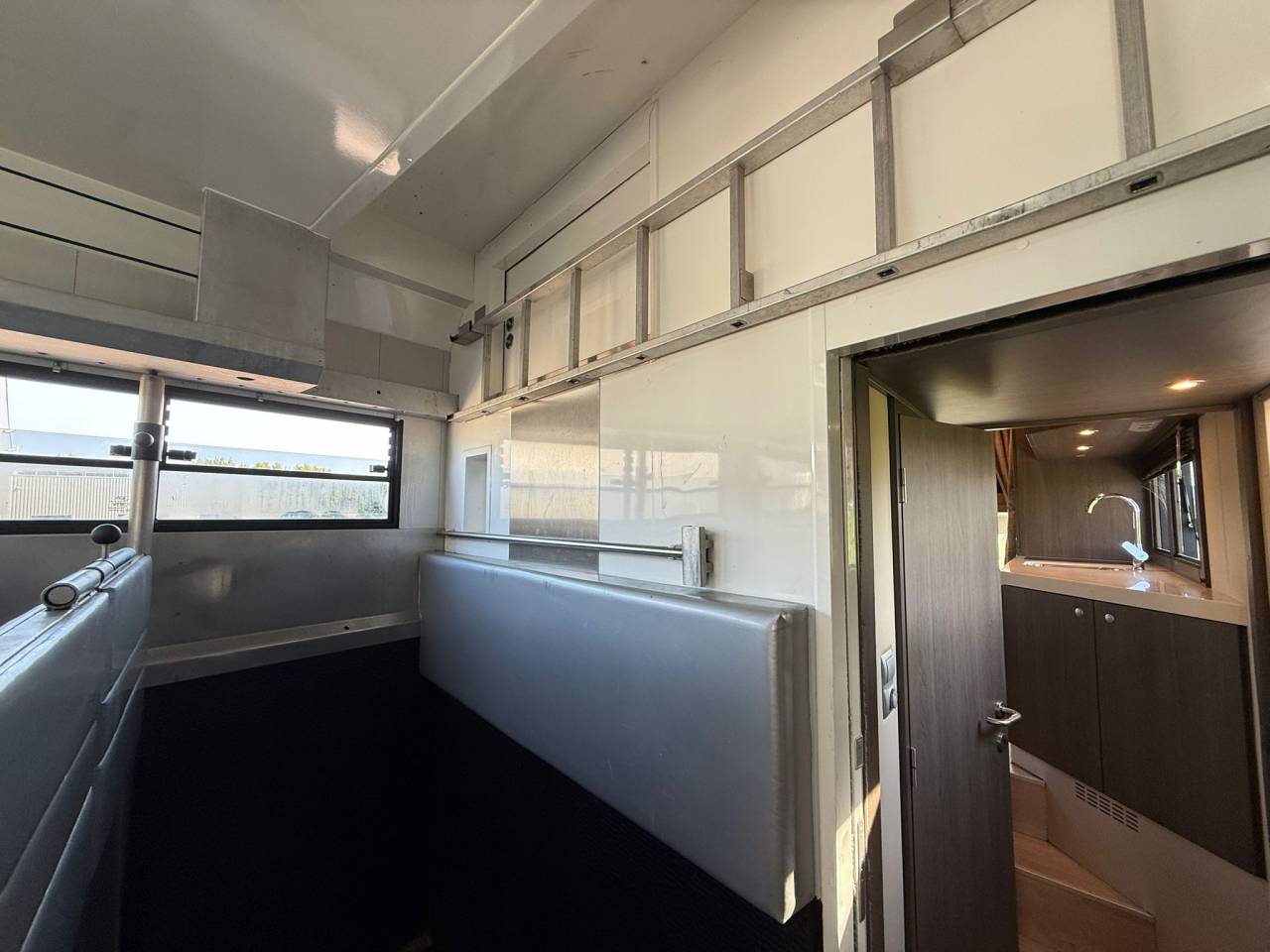 IVECO 26.360 STX - 6 CHEVAUX - POP OUT - VENDU