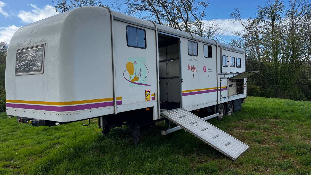Camion IVECO VL - Semi Remorque 5 Chevaux VOW