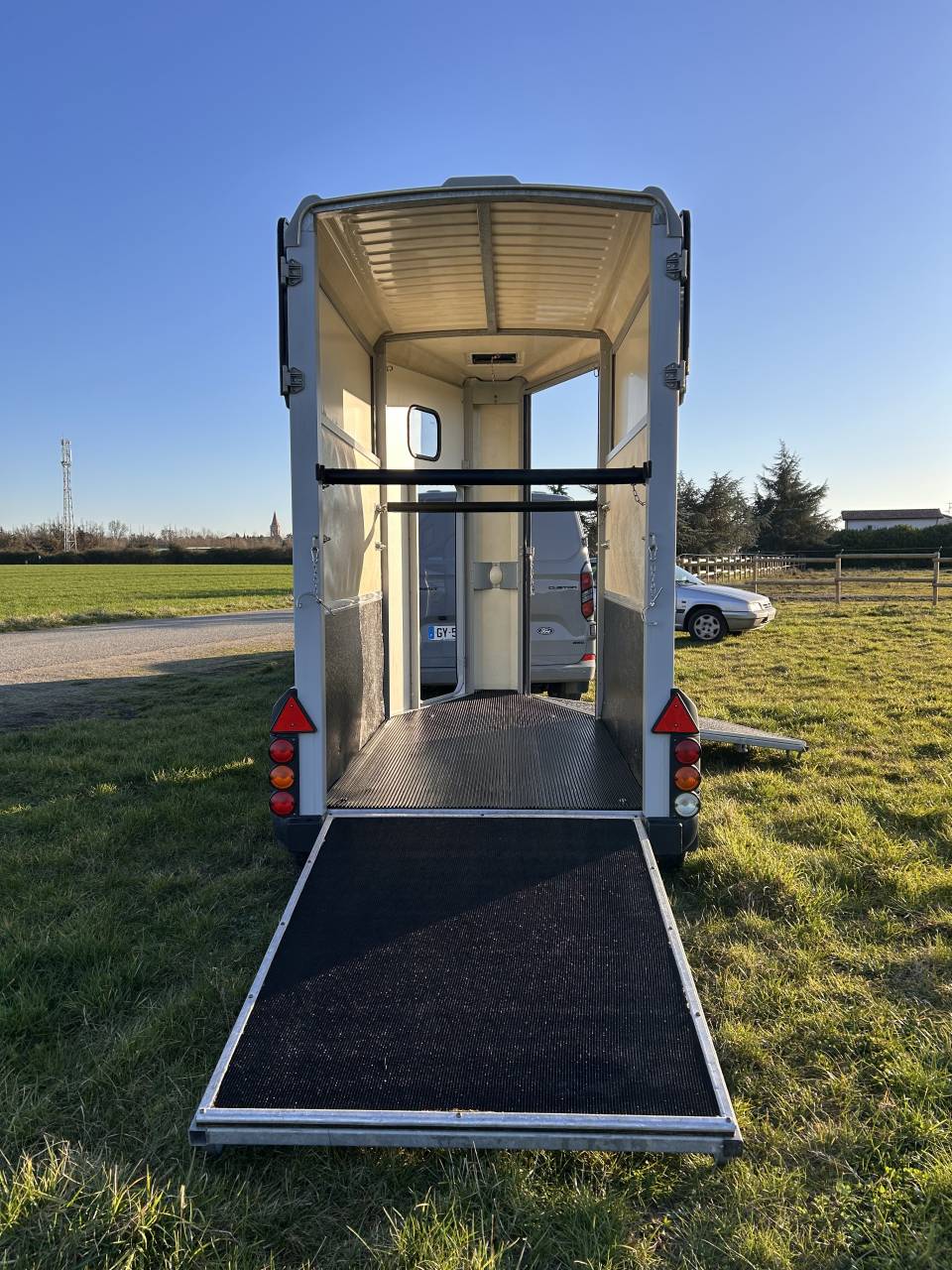 Location van cheval i for Williams avec caméra 