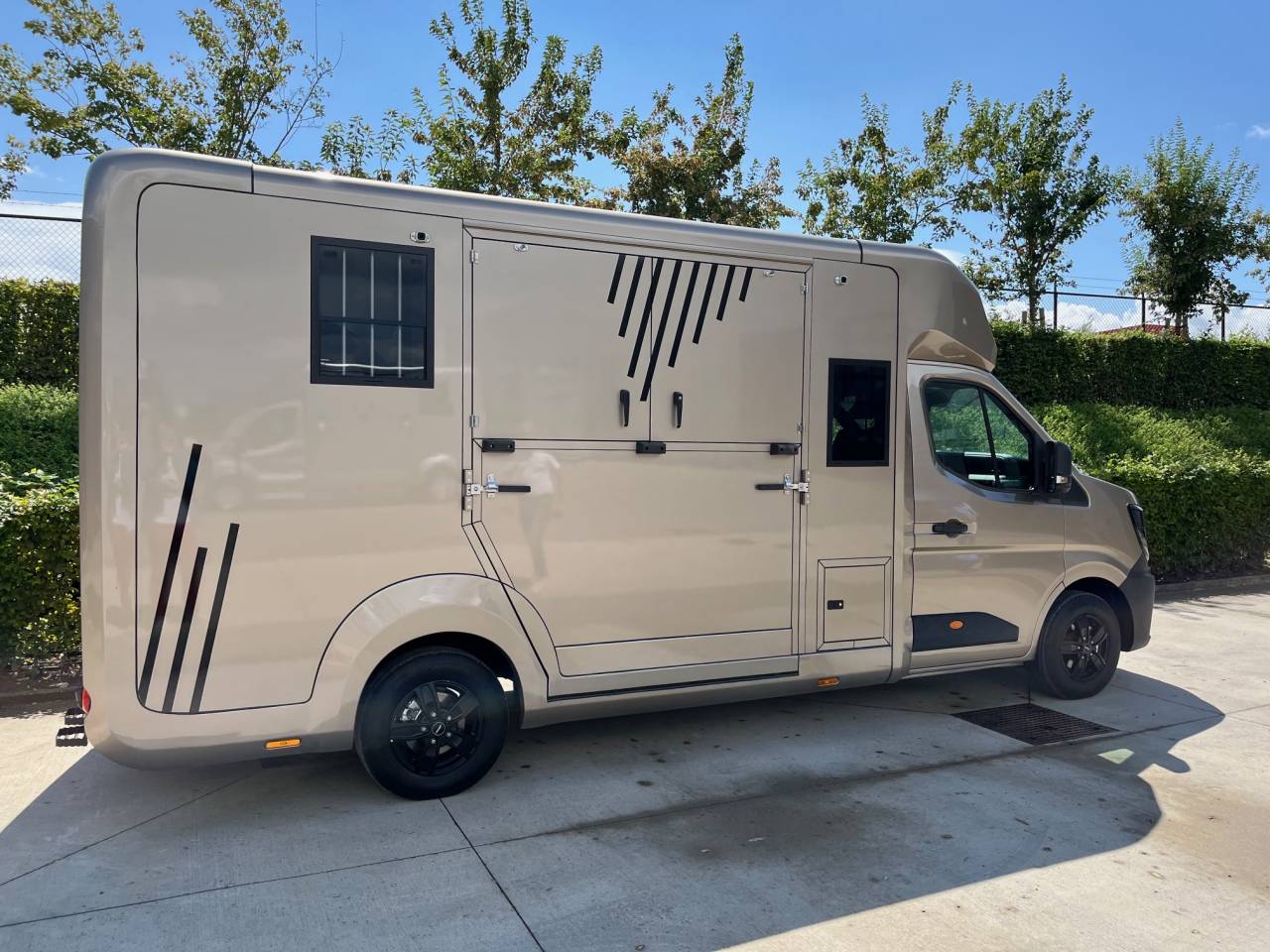 AKX DOUBLE CABINE BASE MASTER 