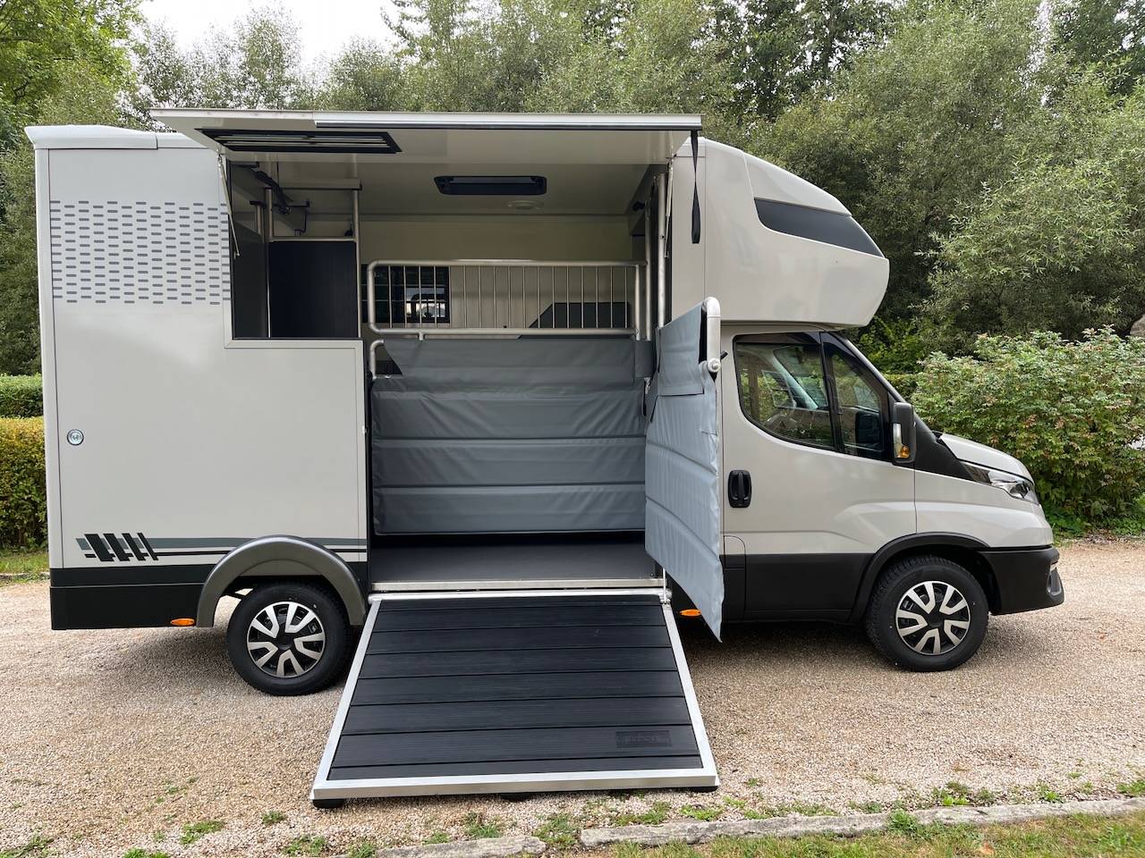 IVECO DAILY 35S210 HI-MATIC MSG STALLION LIGHT