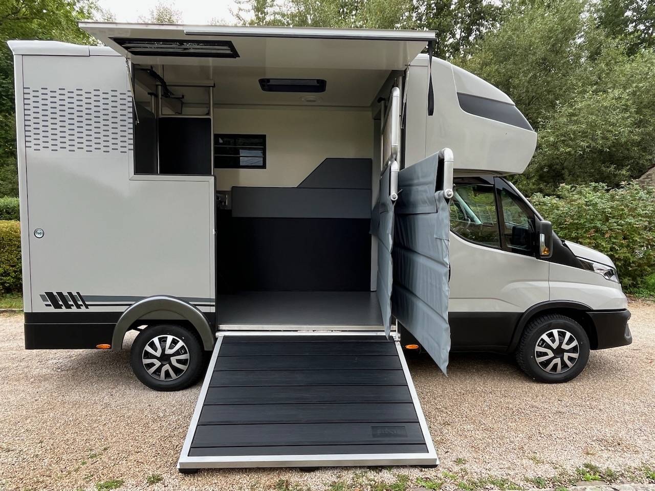 IVECO DAILY 35S210 HI-MATIC MSG STALLION LIGHT