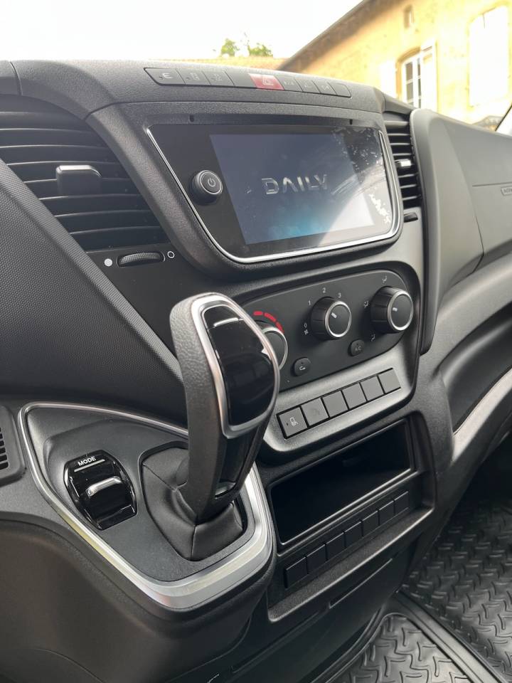 IVECO DAILY 35S210 HI-MATIC MSG STALLION LIGHT