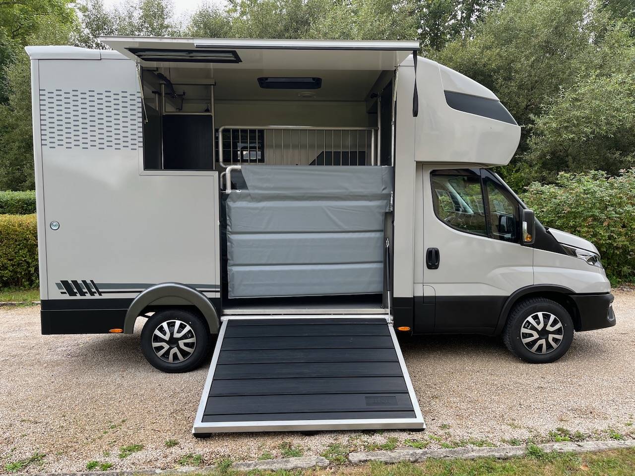 IVECO DAILY 35S210 HI-MATIC MSG STALLION LIGHT