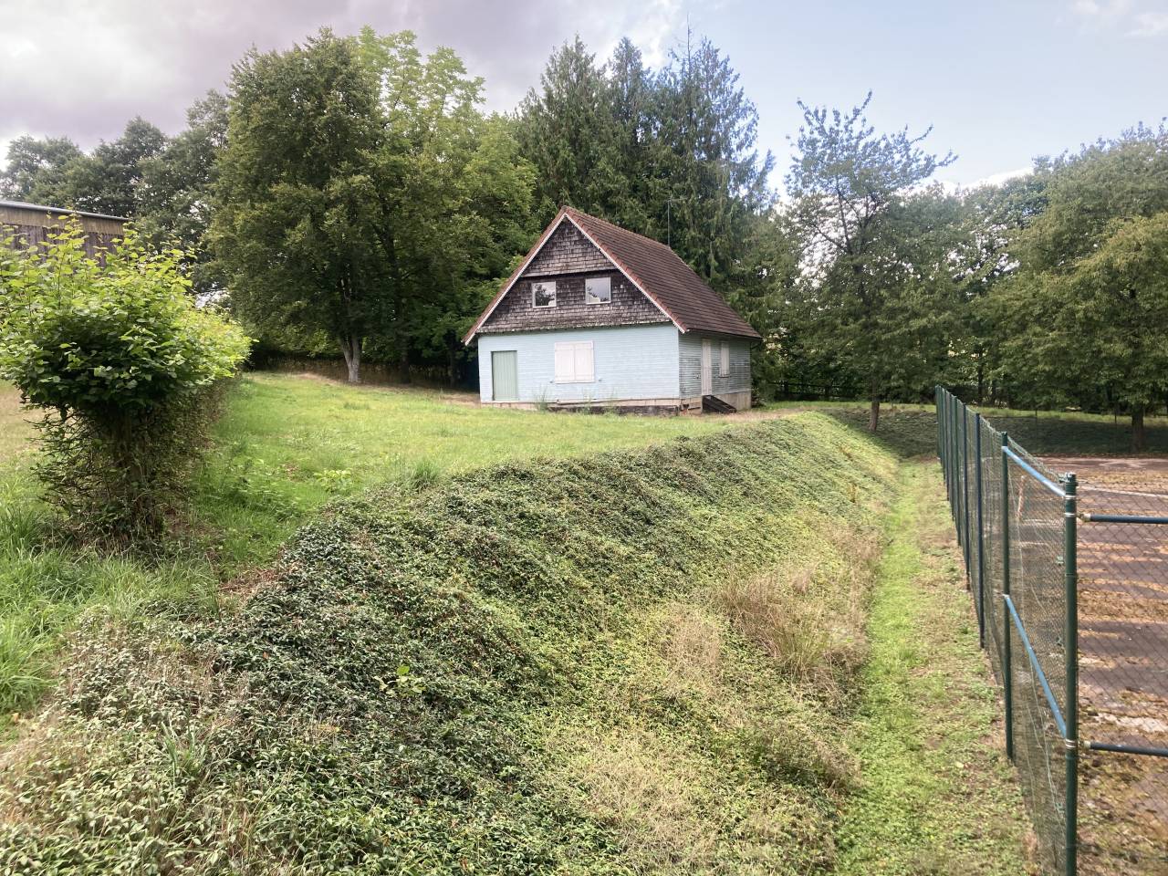 propriété avec chalet et dépendance