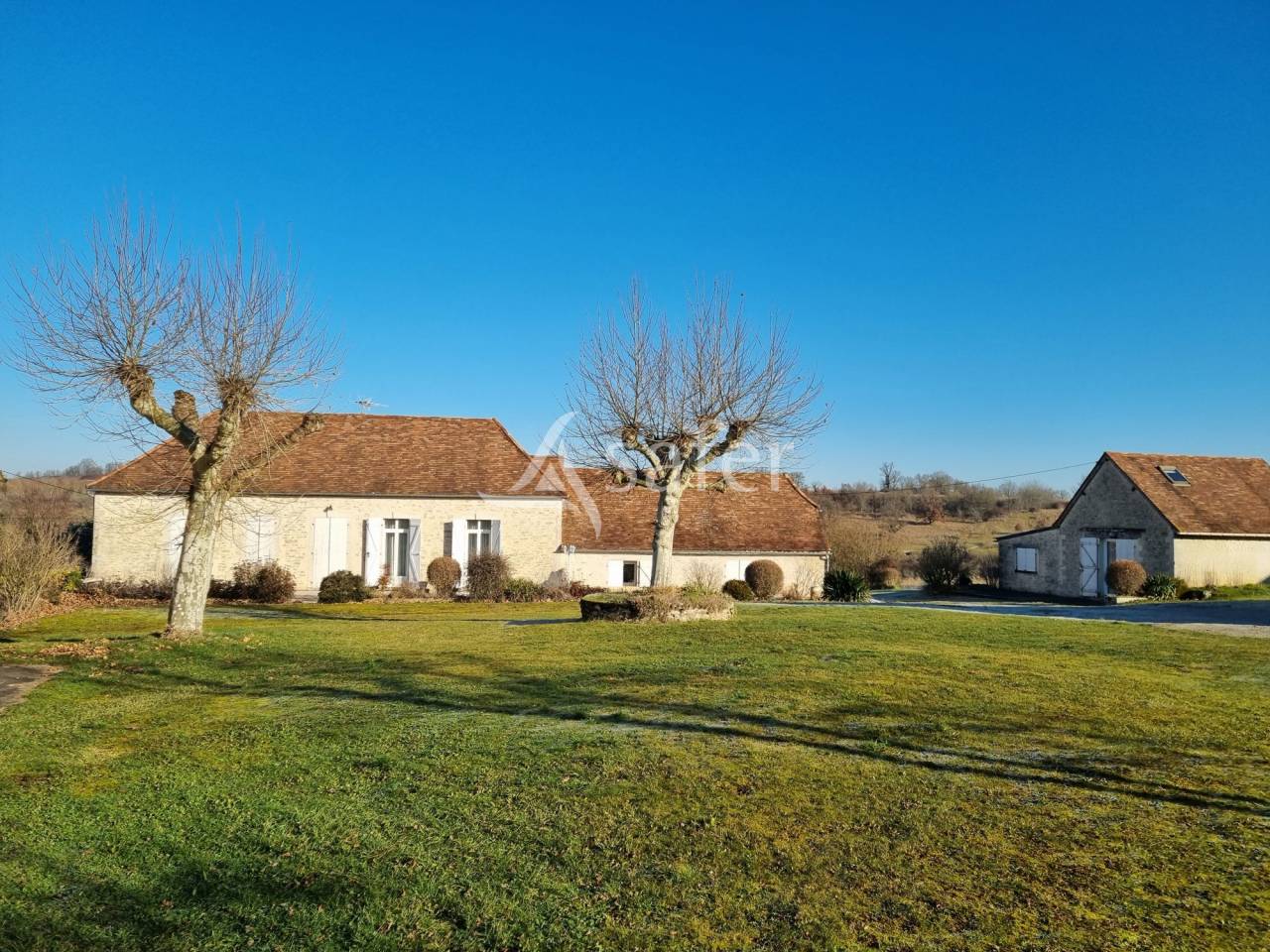 Corps de ferme sur 14 ha au calme et proche A20.