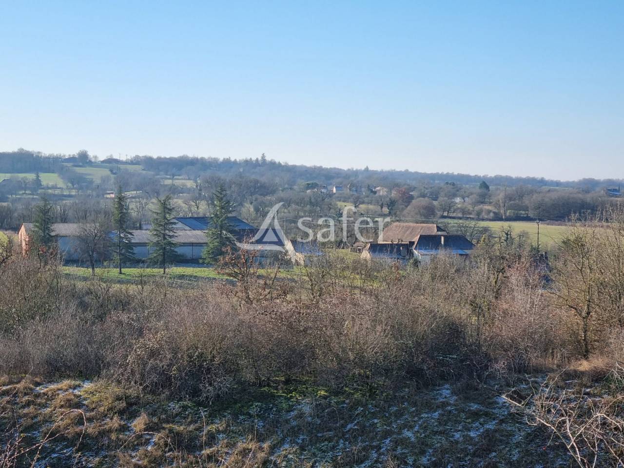Corps de ferme sur 14 ha au calme et proche A20.