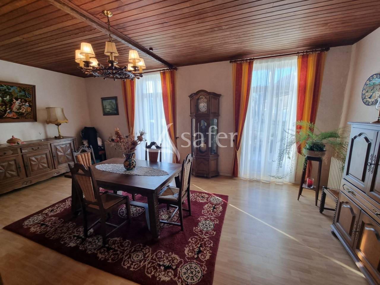 Corps de ferme sur 14 ha au calme et proche A20.