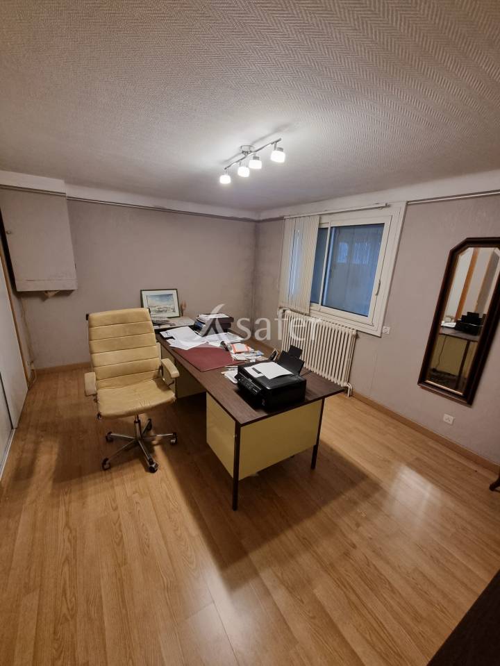 Corps de ferme sur 14 ha au calme et proche A20.