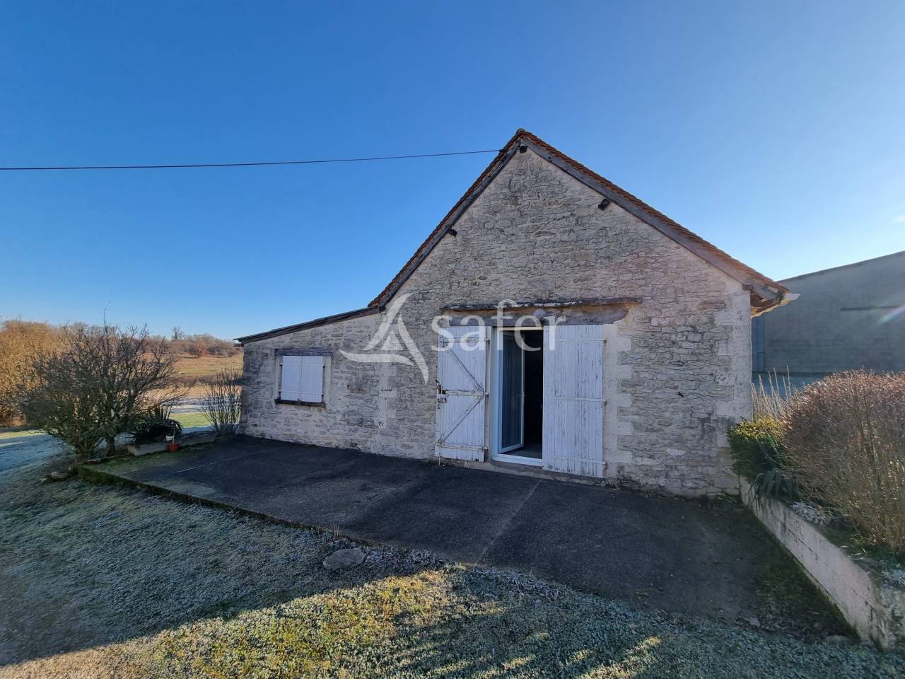 Corps de ferme sur 14 ha au calme et proche A20.