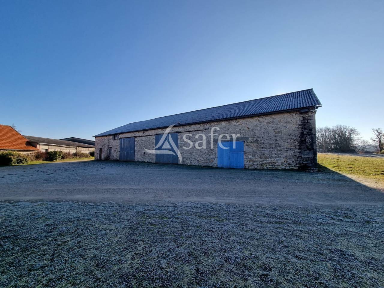 Corps de ferme sur 14 ha au calme et proche A20.