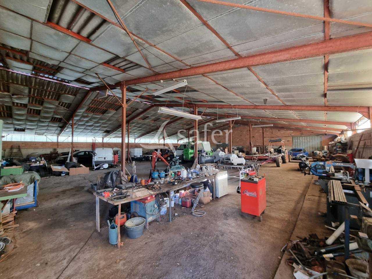 Corps de ferme sur 14 ha au calme et proche A20.