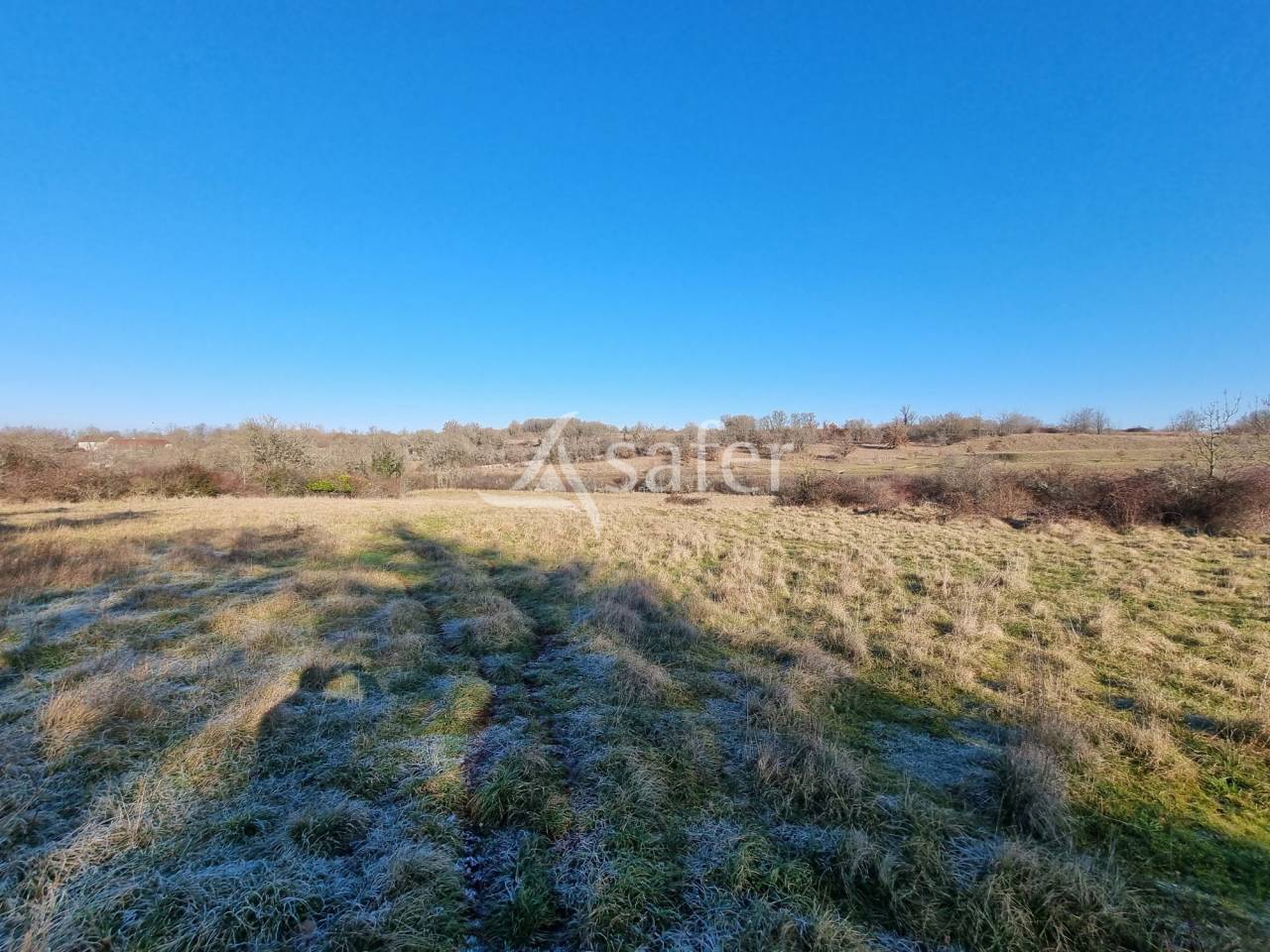 Corps de ferme sur 14 ha au calme et proche A20.