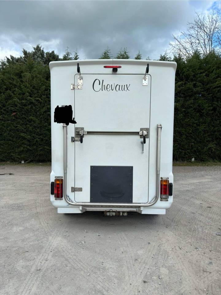 VL chevaux Renault master Barbot