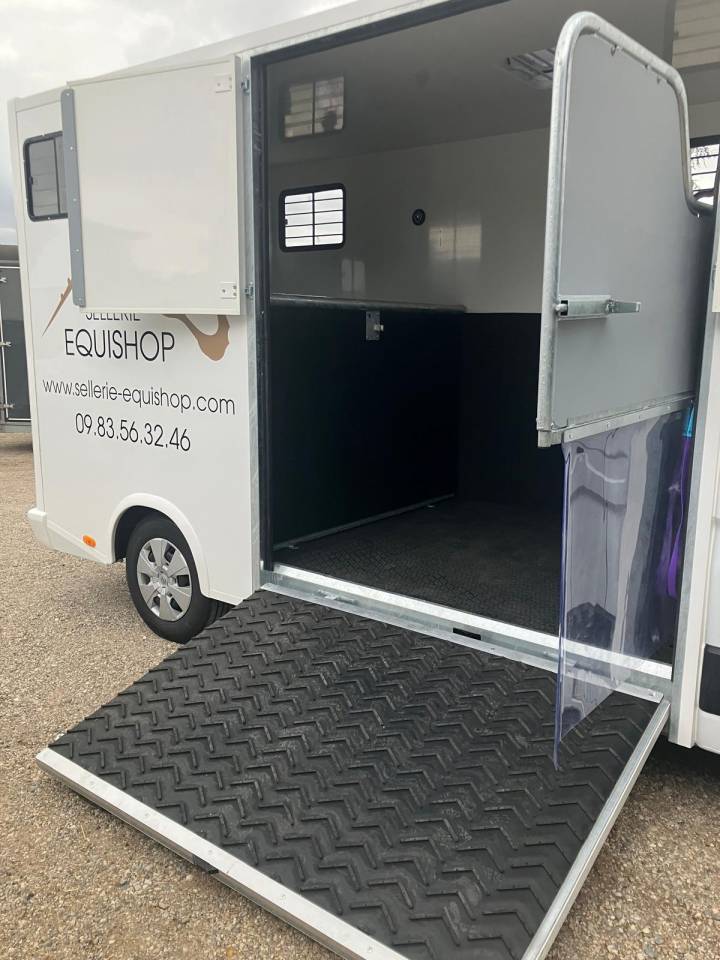 Location Camion Chevaux neuf à LYON 69 (DARDILLY)