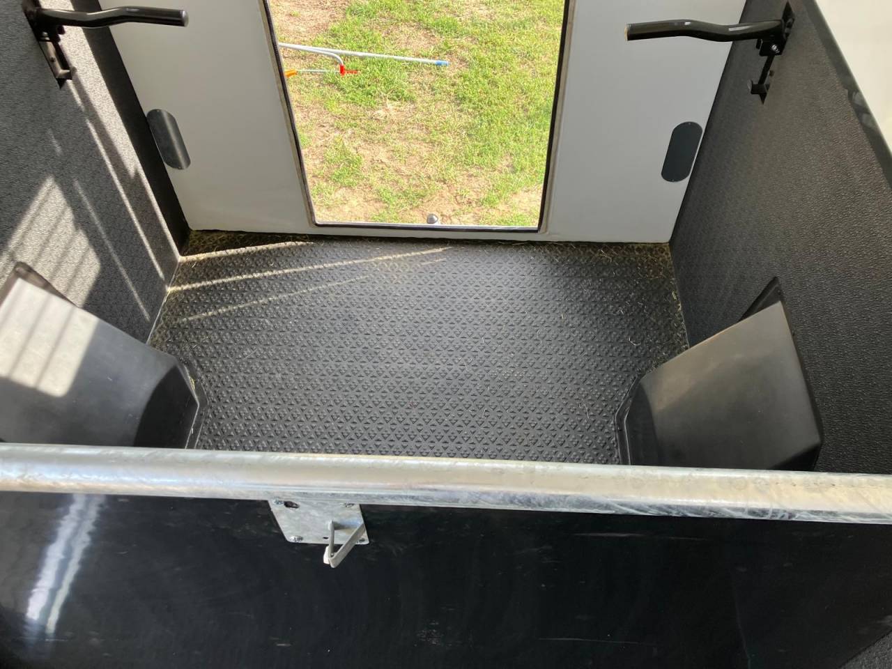 Location Camion Chevaux neuf à LYON 69 (DARDILLY)