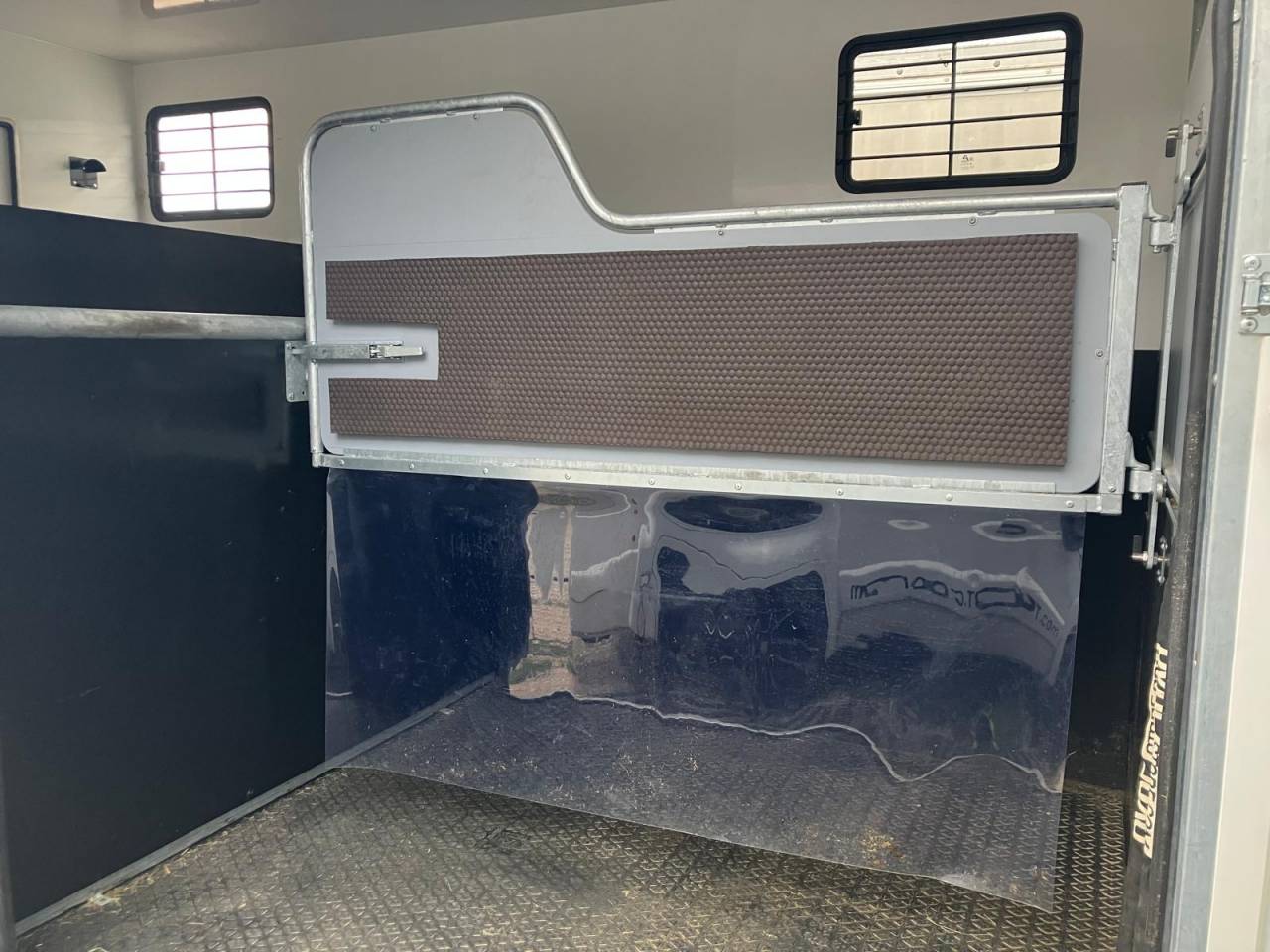 Location Camion Chevaux neuf à LYON 69 (DARDILLY)