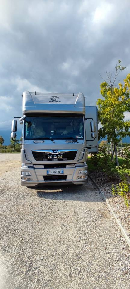 Camion MAN - TGM - pour 5 chevaux avec appartement 