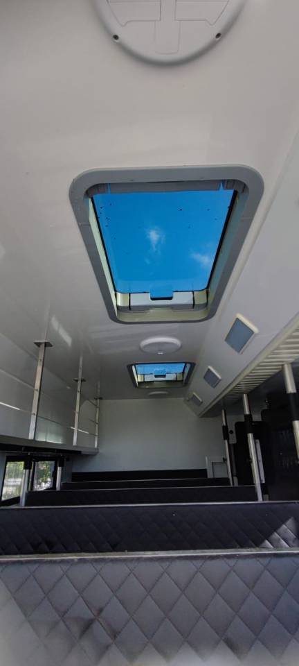 Camion MAN - TGM - pour 5 chevaux avec appartement 