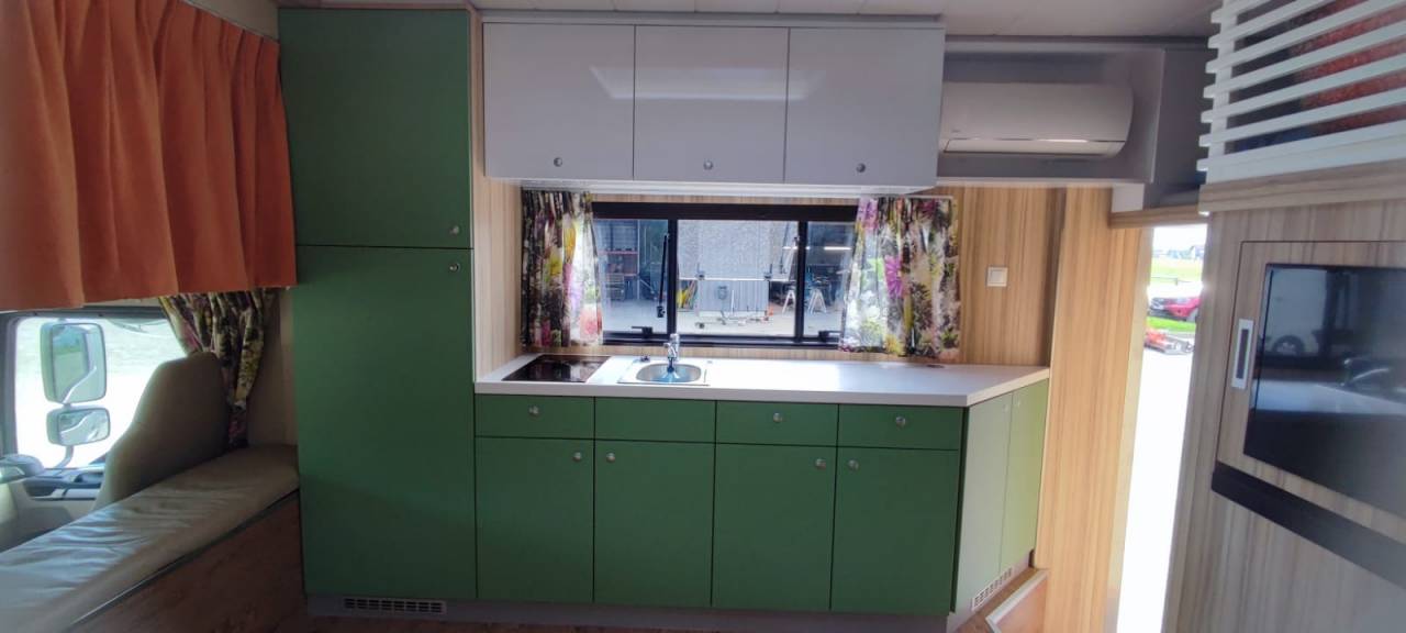 Camion MAN - TGM - pour 5 chevaux avec appartement 