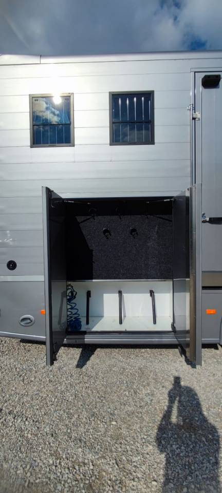 Camion MAN - TGM - pour 5 chevaux avec appartement 