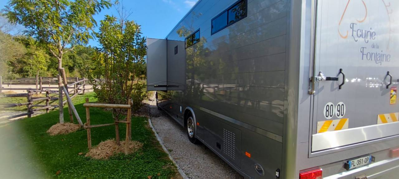 Camion MAN - TGM - pour 5 chevaux avec appartement 