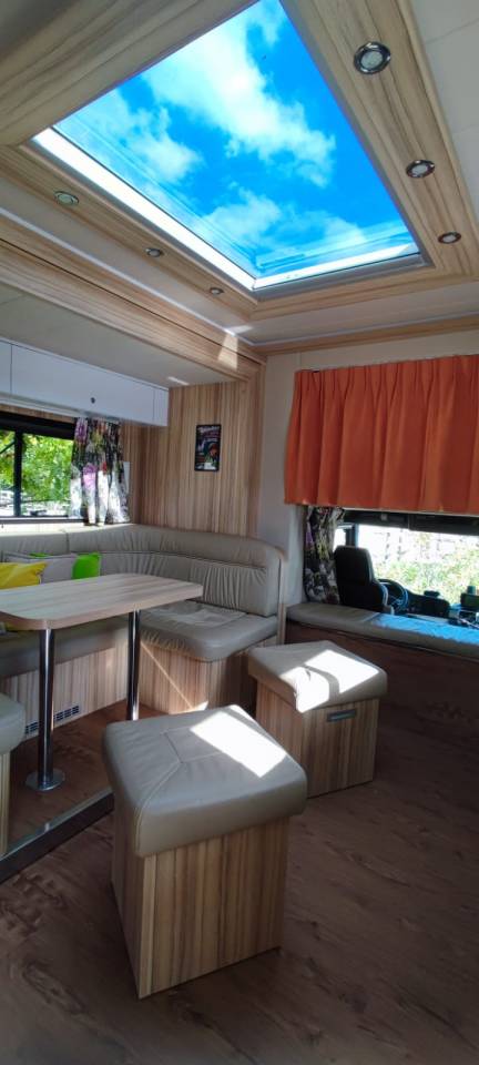 Camion MAN - TGM - pour 5 chevaux avec appartement 