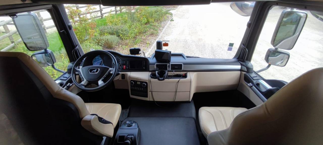 Camion MAN - TGM - pour 5 chevaux avec appartement 