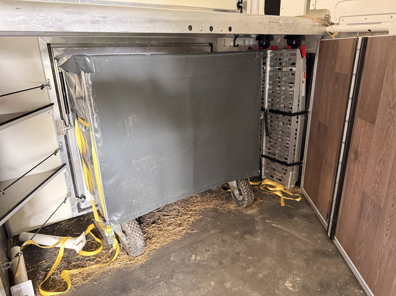 Van remorque 2 chevaux + home car Anka