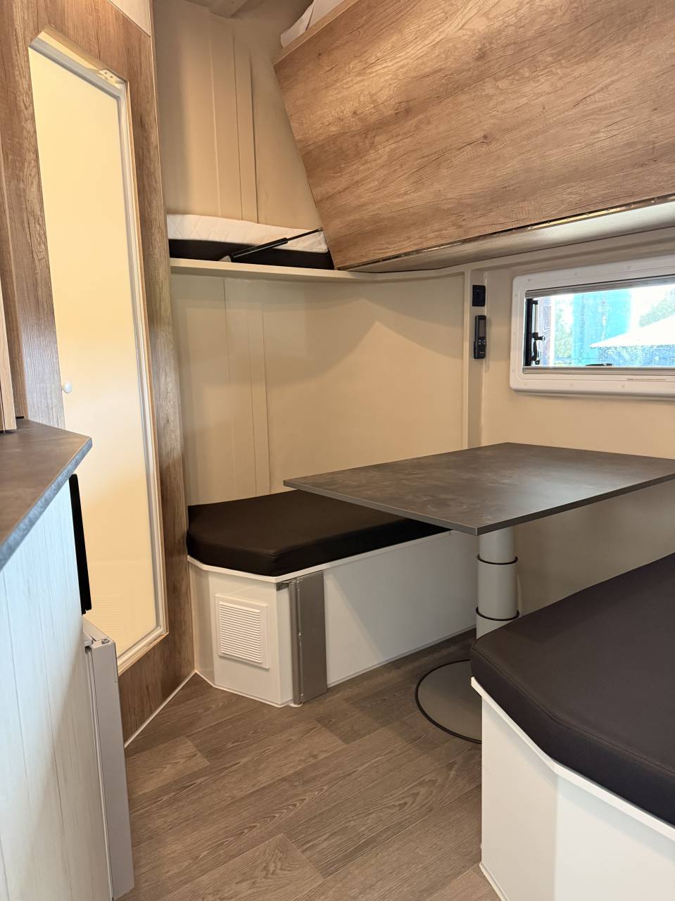 Van remorque 2 chevaux + home car Anka