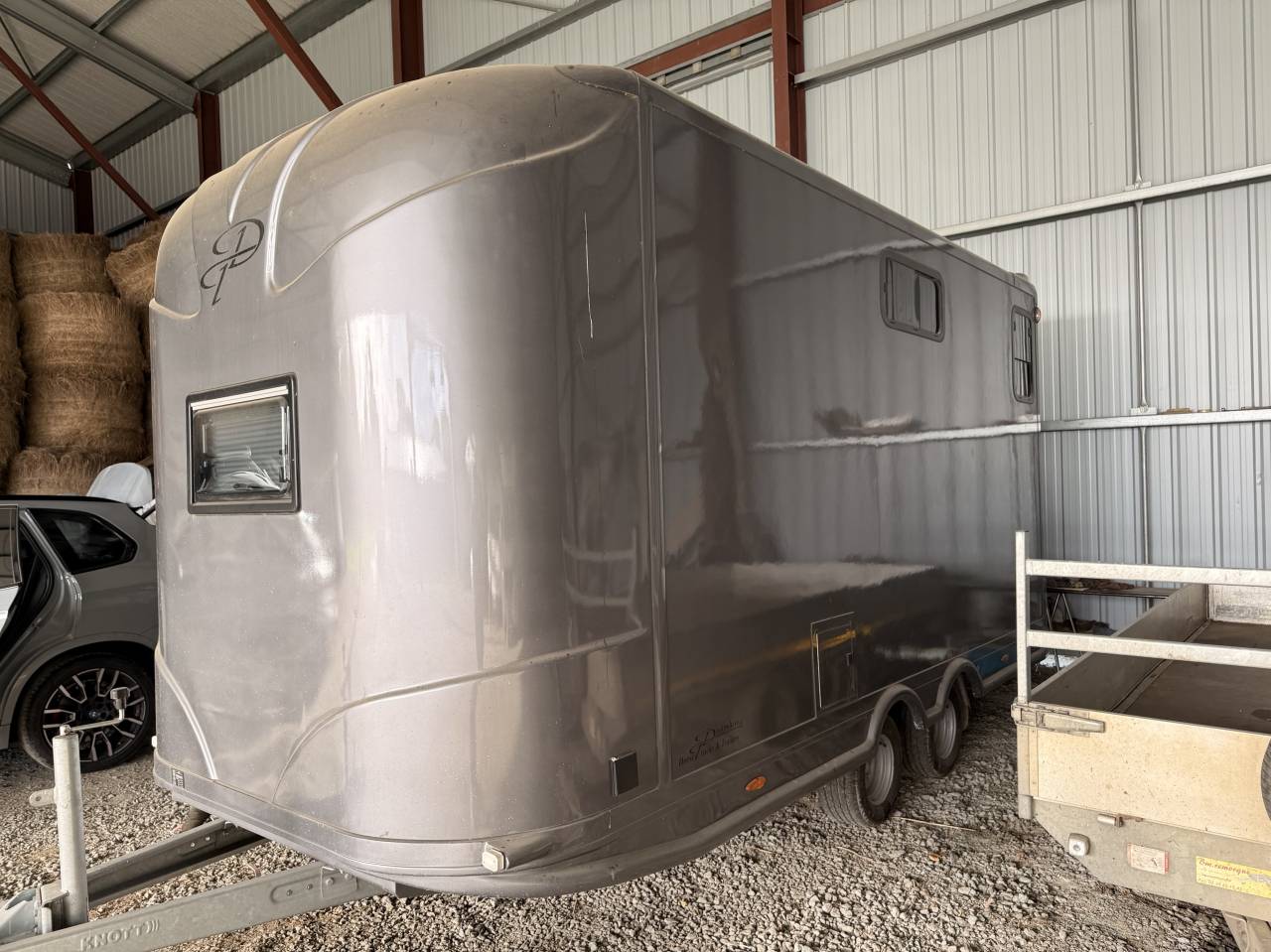 Van remorque 2 chevaux + home car Anka