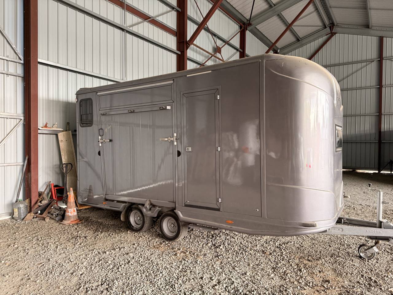 Van remorque 2 chevaux + home car Anka