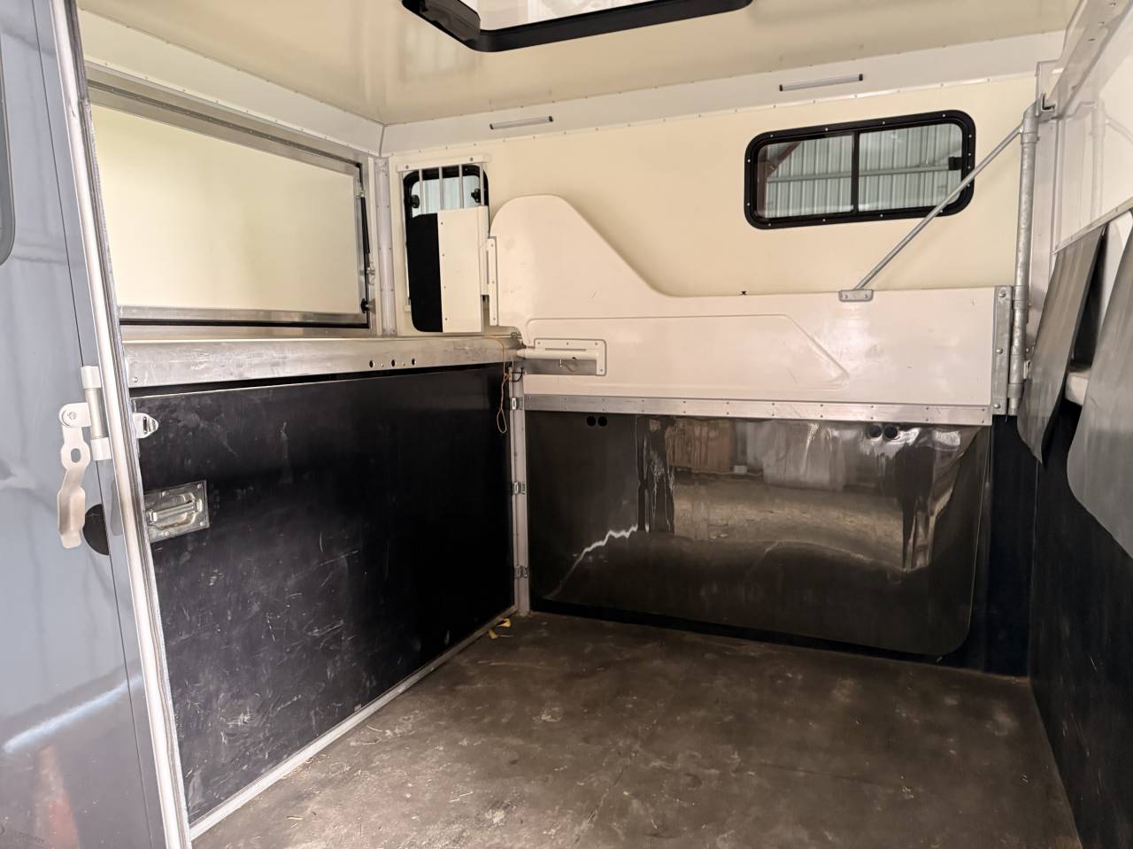 Van remorque 2 chevaux + home car Anka