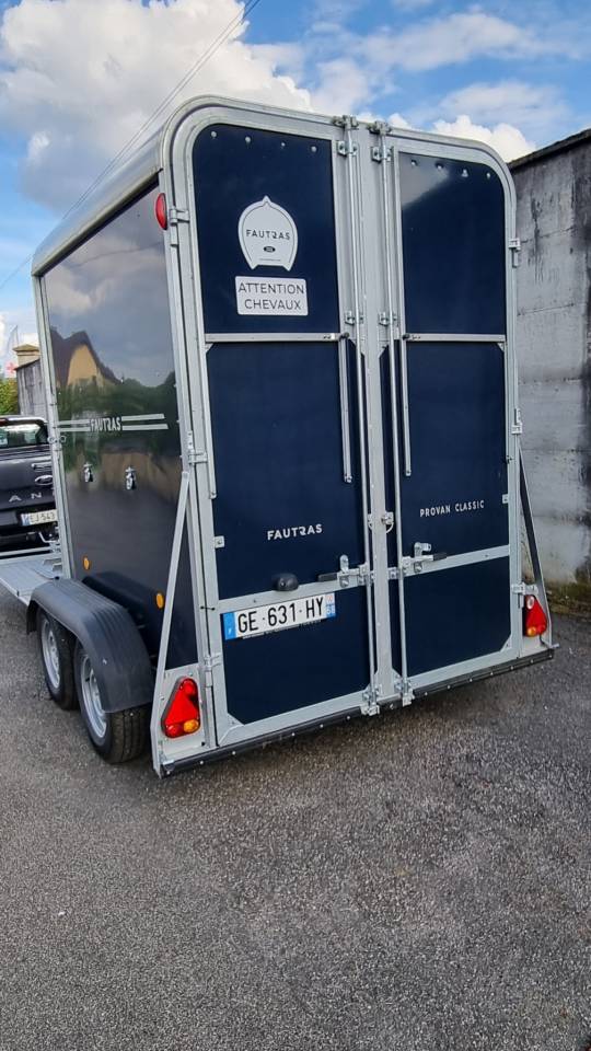 Van Fautras 2 places avec porte calèche.