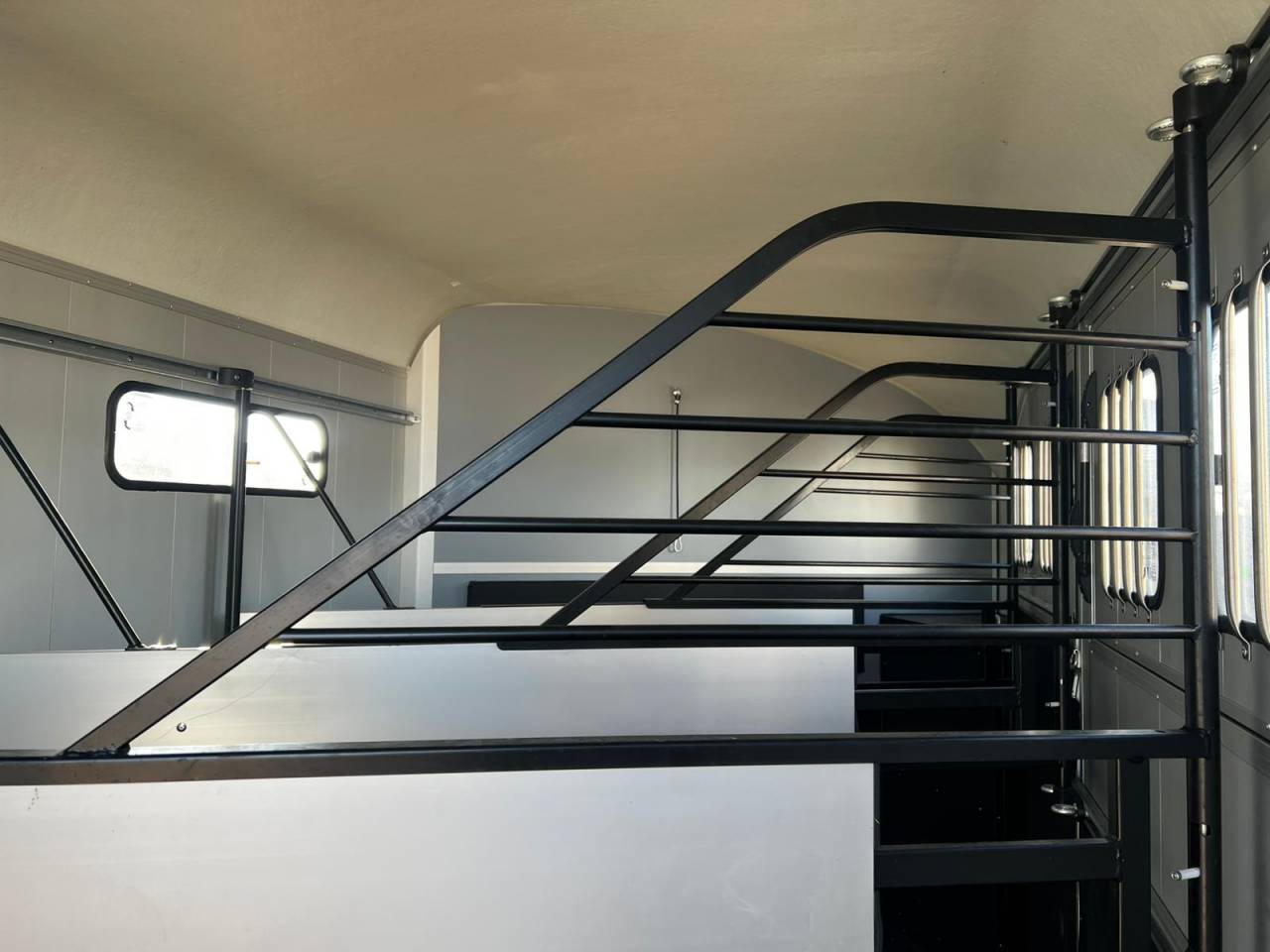 VAN 4 PLACES CHEVAL LIBERTE - MAXI 4