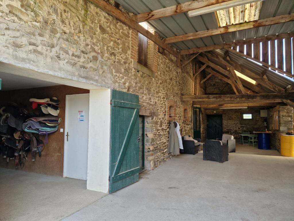 Bien équestre - Ecurie avec manége