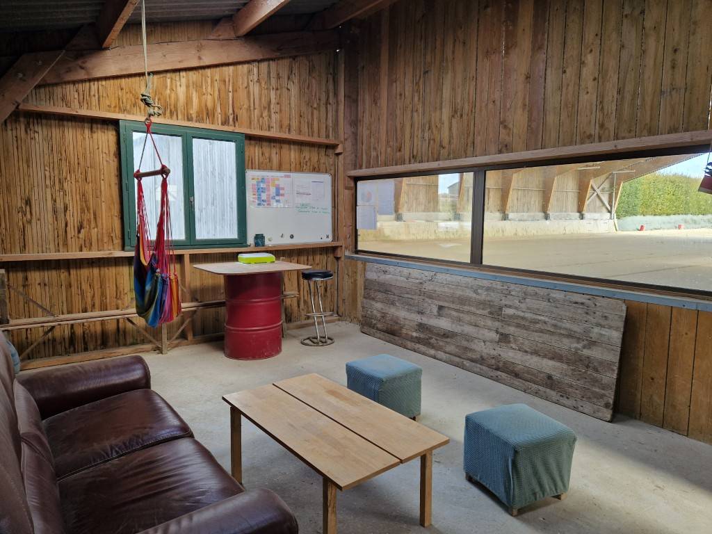 Bien équestre - Ecurie avec manége