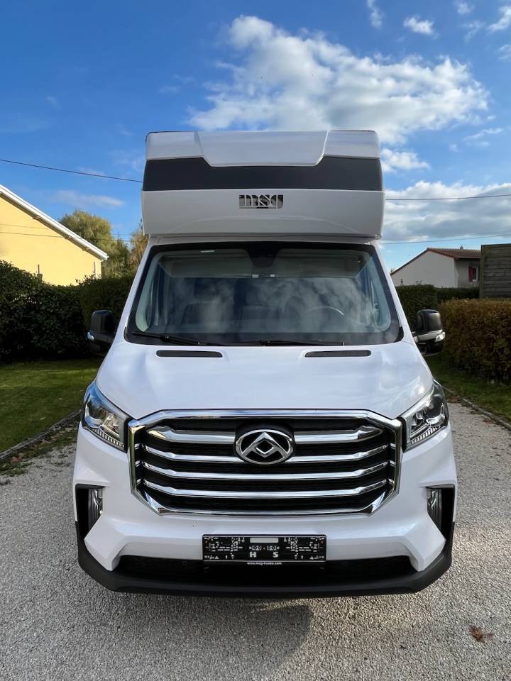 MAXUS DELIVER 9 LUXURY MSG STALLION LIGHT