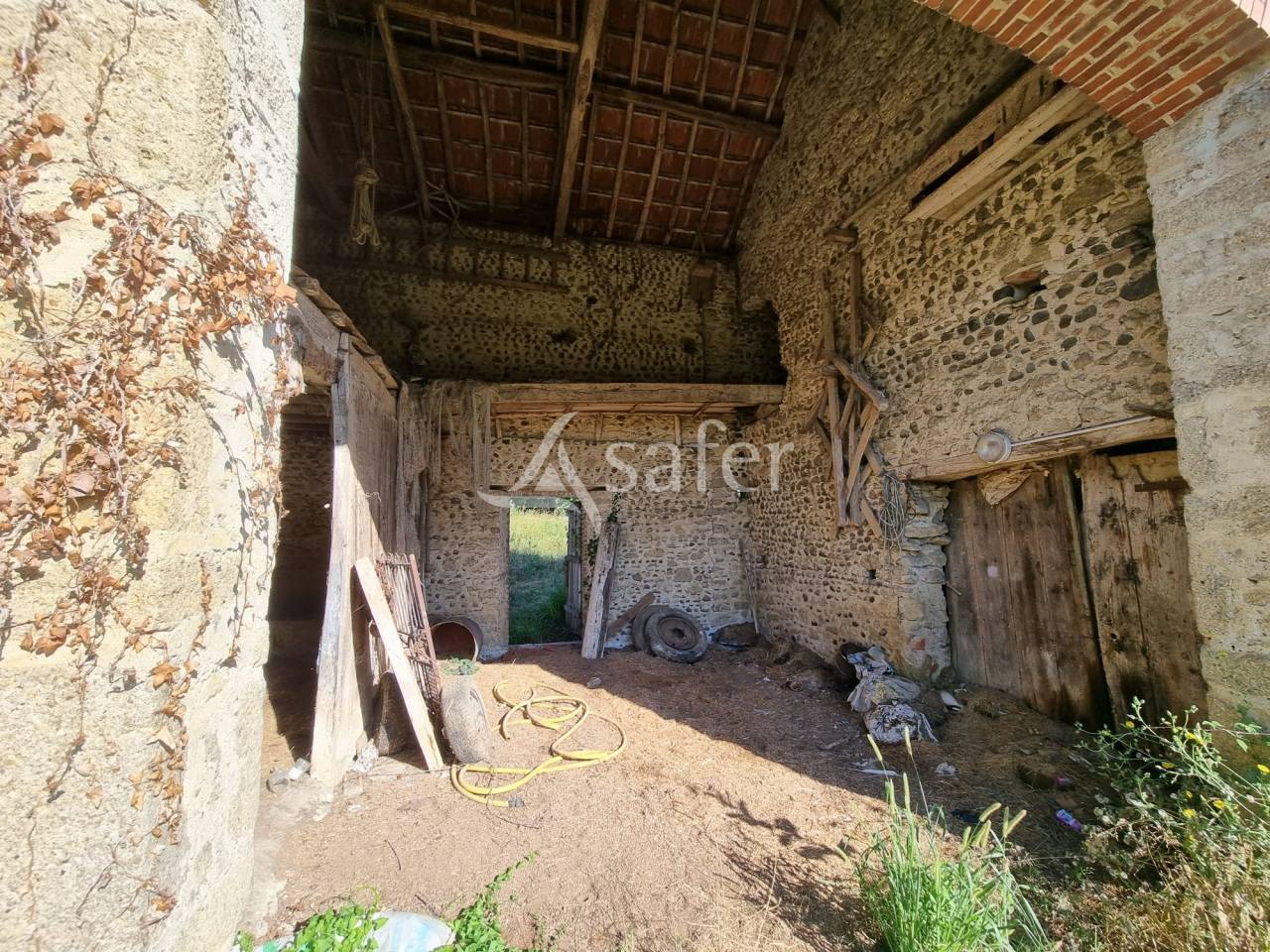 Maison et d&eacute;pendances sur 9 ha proche de Madiran