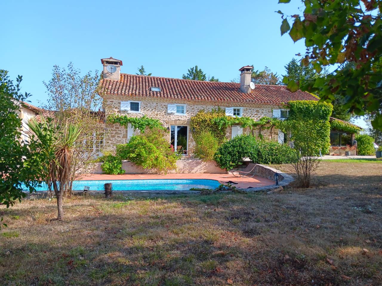 Superbe propriété Maison, stabulation, 2 hectares foret