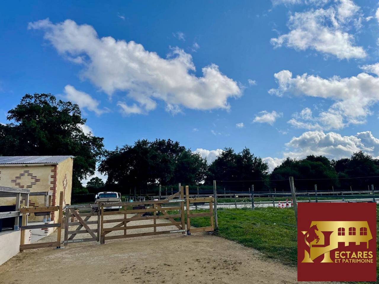 Propriété équestre, Maison 130 M2, 2 hectares, boxes et carrières.