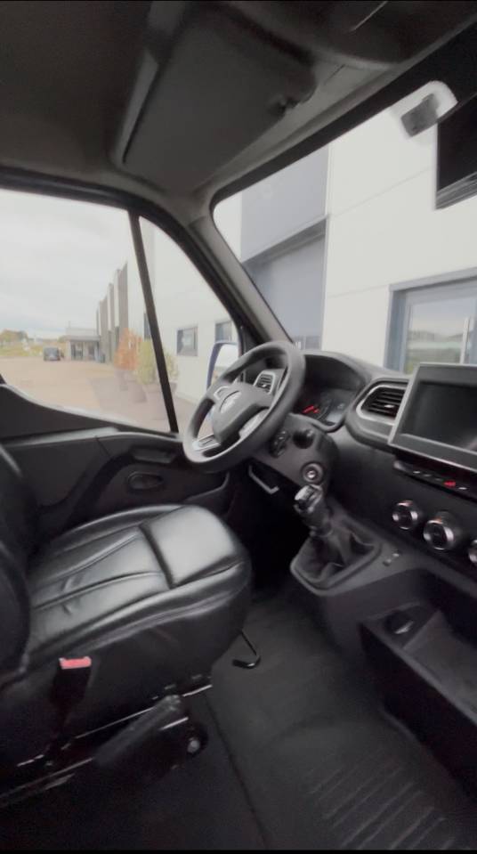 Camion VL chevaux  Renault Master Krismar peu de km - T