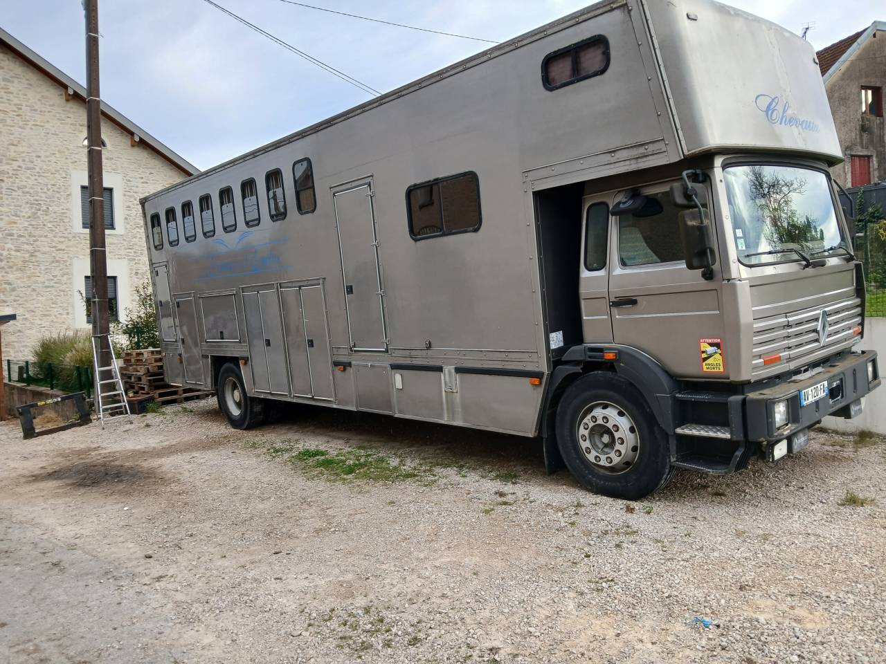 Camion pl 8 chevaux avec home car