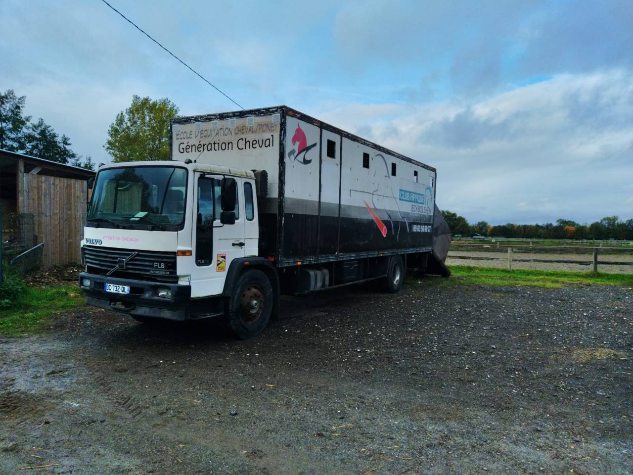 Camion transport chevaux 10 places 
