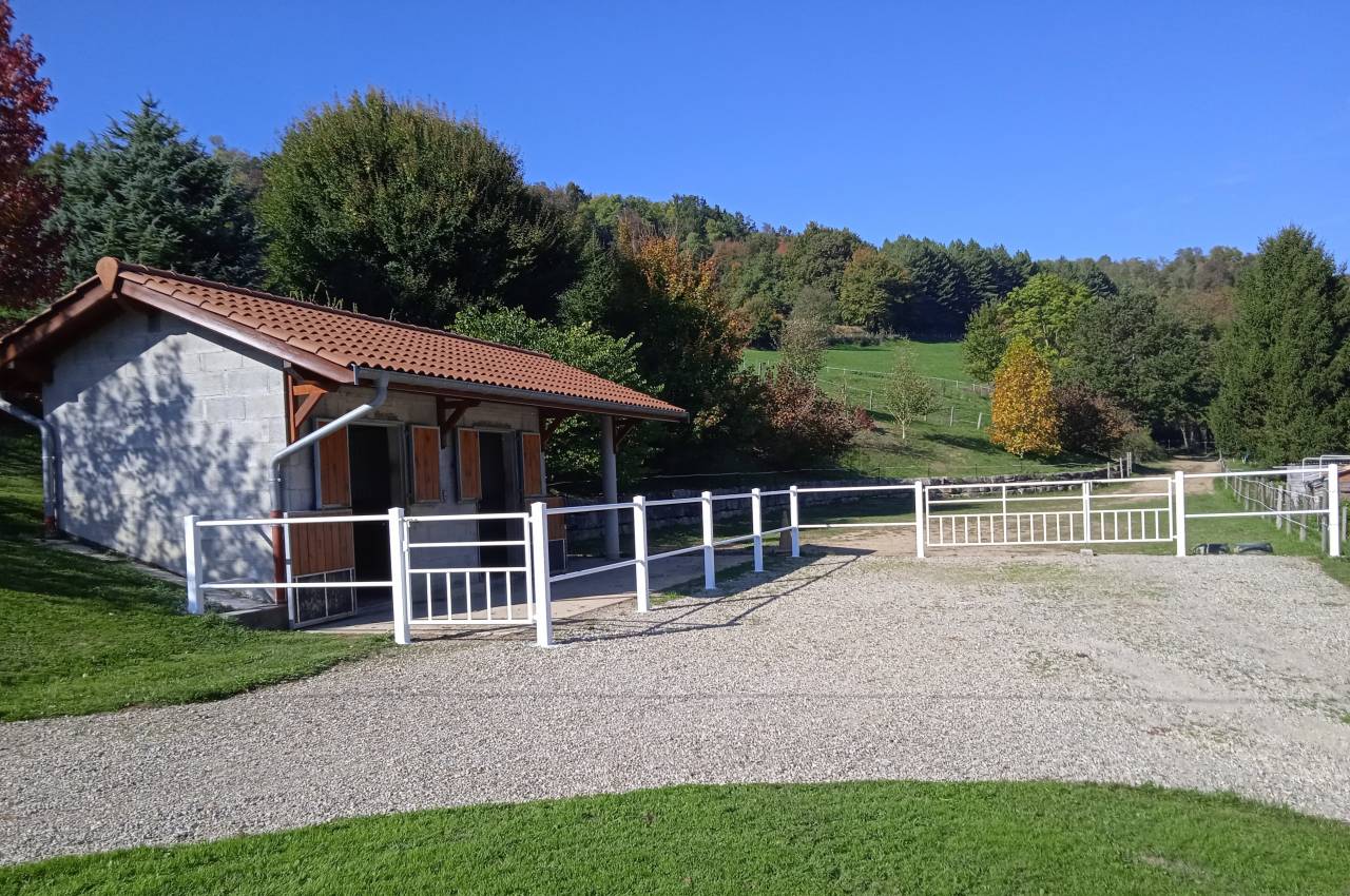 Place au pré pour cheval  à Cour-et-Buis
