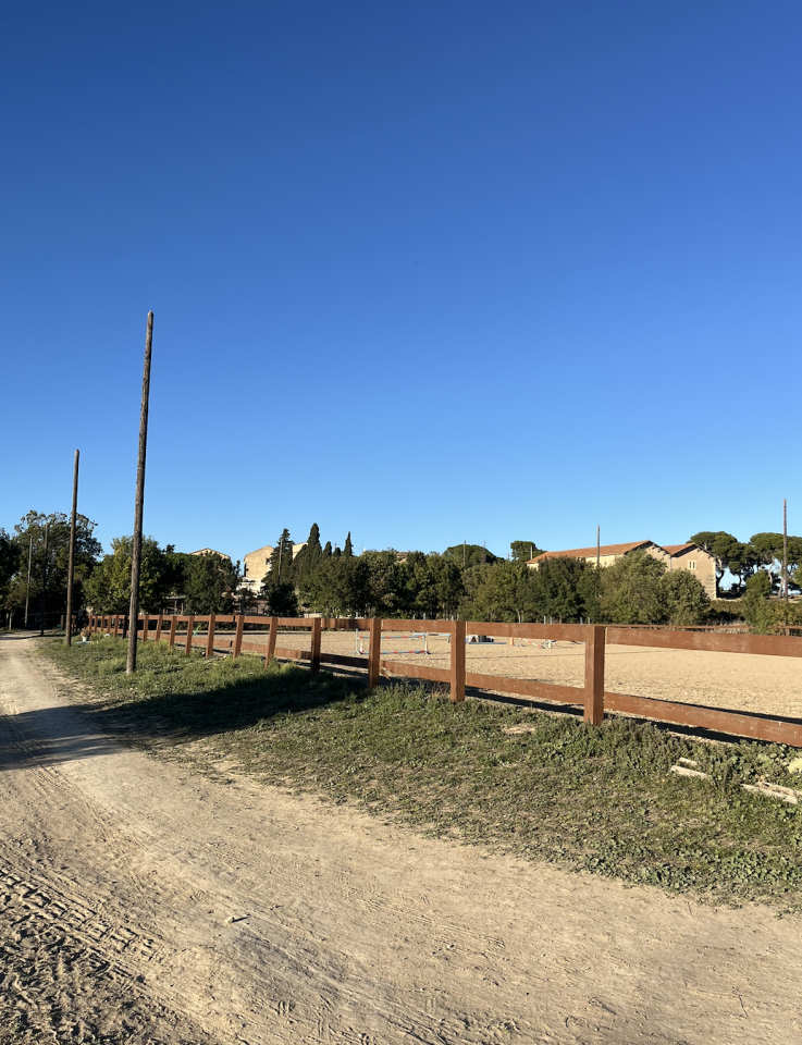 Ecurie / Centre équestre avec logement sur 5 hectares