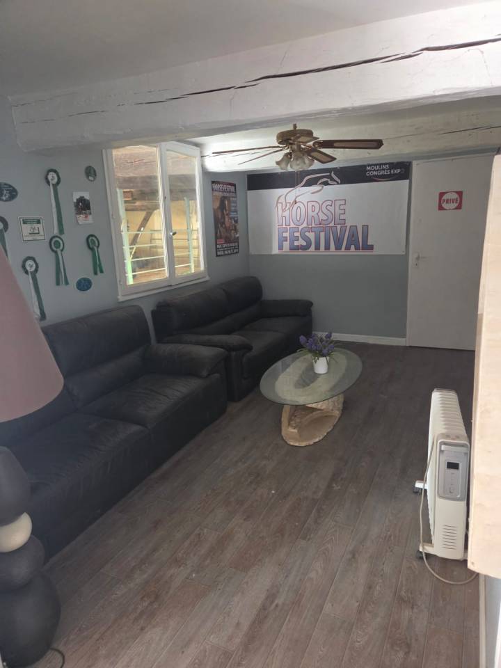 Ecurie / Centre équestre avec logement sur 5 hectares