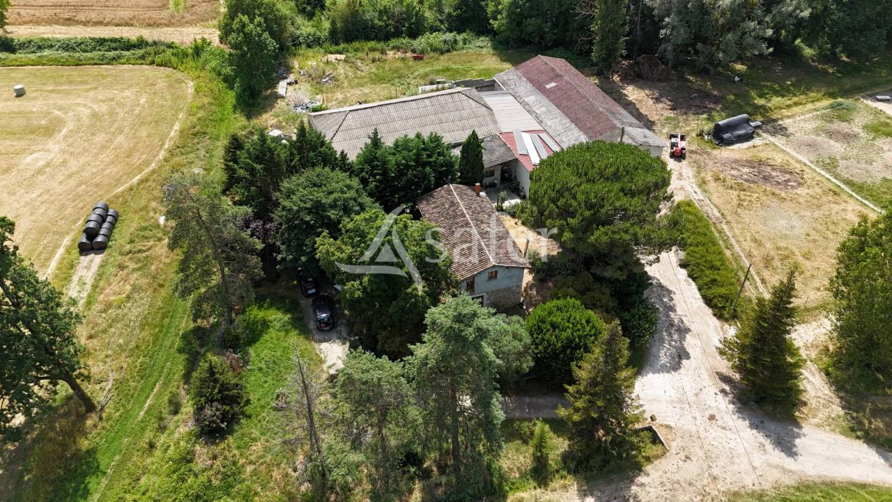 Petite exploitation à vocation élevage avec atelier transforma